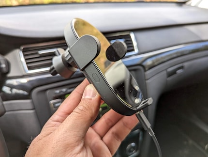 Il supporto di Xiaomi si ricarica in modalità wireless e si apre automaticamente.