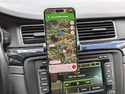 Navigare con la vista satellitare di Google è un piacere, se il telefono è ben posizionato.