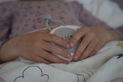 Ma fille s’est endormie avec le Snoozy dans les mains et une berceuse dans les oreilles.