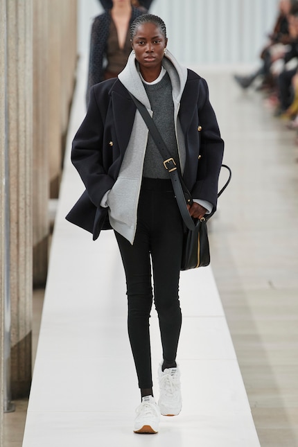 Il cappotto corto aggiunge un tocco di classe a questo outfit sportivo di Miu Miu.