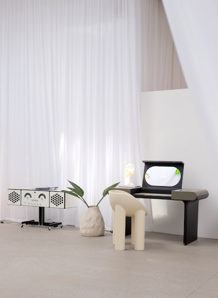 Because they’re part of the same colour family, the setting looks particularly harmonious.