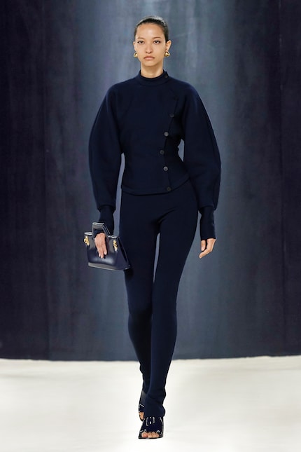 Le ampie maniche di questo look Ferragamo creano una bella silhouette.