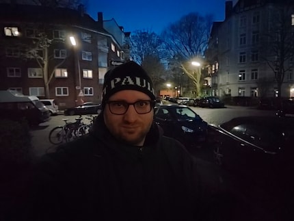 Für Selfies lieber eine Lichtquelle suchen als auf den Nachtmodus vertrauen.