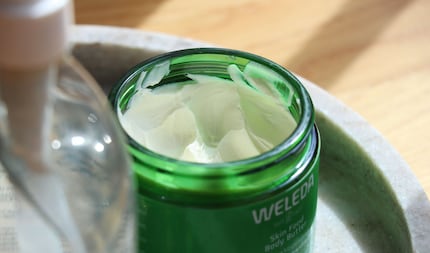 Il burro corpo Skin Food di Weleda è un cosmetico naturale certificato e contiene burro di karité e di cacao provenienti da agricoltura biologica.