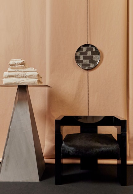 Die vorübergehende Galerie war nicht weit von den Gleisen des Milano Centrale.