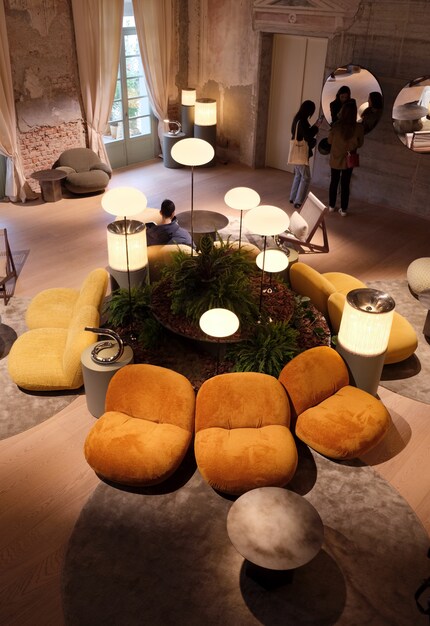 Draussen sowie drinnen waren zahlreiche Möbel ausgestellt.