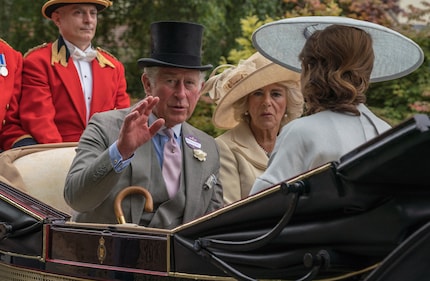 Hier waren sie noch Prinz und Herzogin und in einer unspektakulären Kutsche unterwegs: König Charles und seine Frau, Queen Consort Camilla.