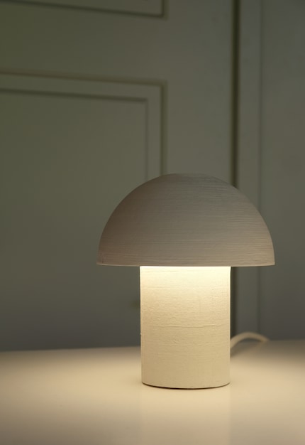 Une pièce unique : chaque lampe « Poppins » est fabriquée à la main. 