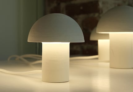 La forme de la lampe est inspirée du parapluie de Mary Poppins. 