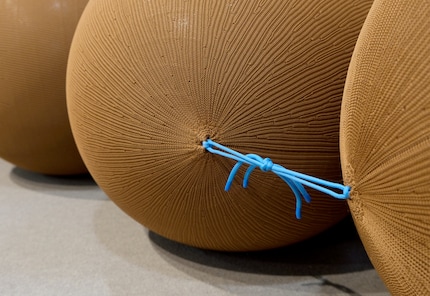 The sofa consists of spherical modules that are connected to each other by shoelaces. 
