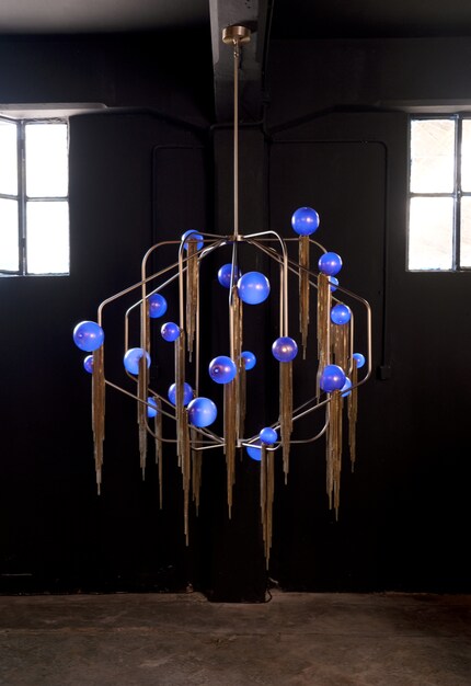 Die handgestrickte Kugelketten bilden einen Metallschleier.