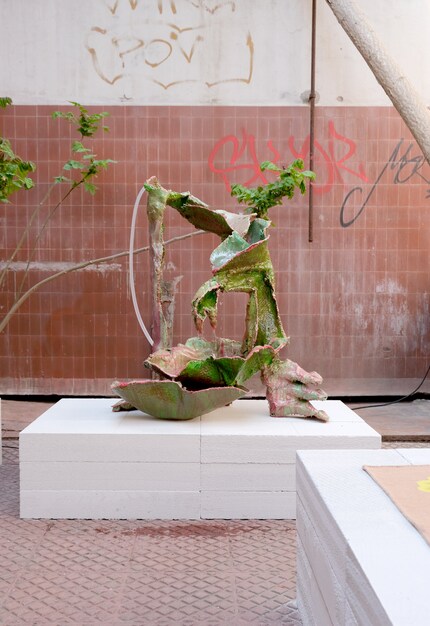 Ihre Objekte setzen sich aus Jesmonit, Epoxidharz, Wasserpumpe ...