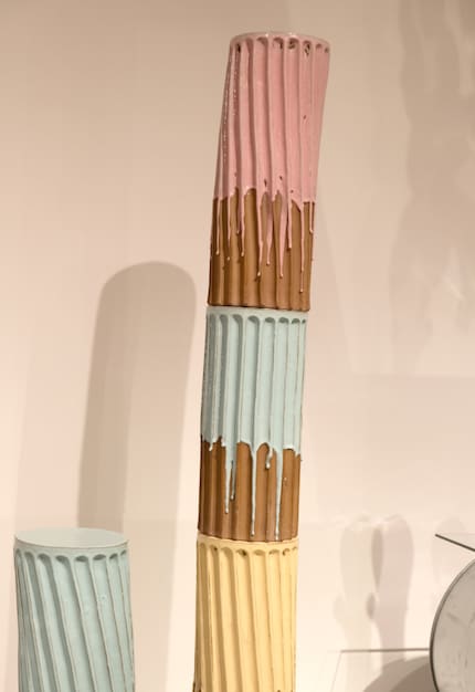 Les colonnes en céramique de Milan Pekař ont des couleurs de glace douce et des formes antiques.