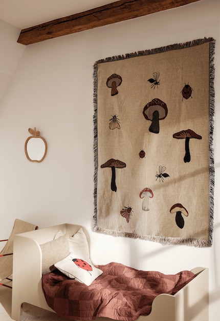 An der Wand statt am Körper heben Decken wie ein Gemälde einen Bereich hervor.