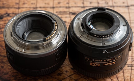 Links Canon-Bajonett für spiegellose Kameras, rechts Nikon-Bajonett für Spiegelreflexkameras. Da passt nichts zusammen.