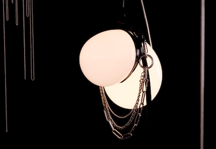 Les boules lumineuses sont maintenues ensemble par des liens en chaîne.