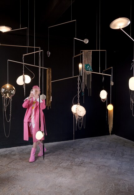 Lindsey Adelman's Mobiles nehmen den gesamten Raum ein.