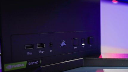 Plus de moniteurs devraient disposer de ports à l’avant du pied, comme le Xeneon Flex.