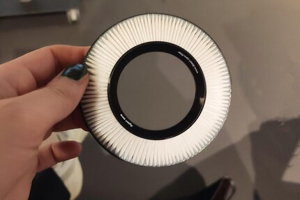 Un filtro di questo tipo è installato in ogni padiglione auricolare.