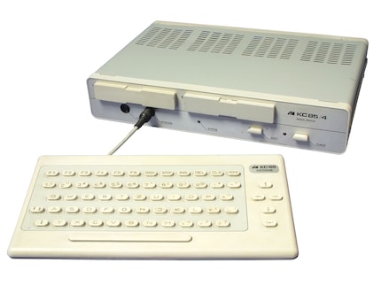 Der KC85 wird mit Magnetbandkassetten gefüttert.