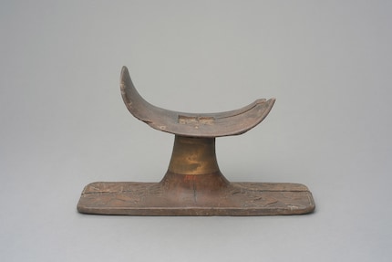 Questo poggiatesta egiziano risale al 1300-1200 a.C. ed è esposto al Kunsthistorisches Museum di Vienna.