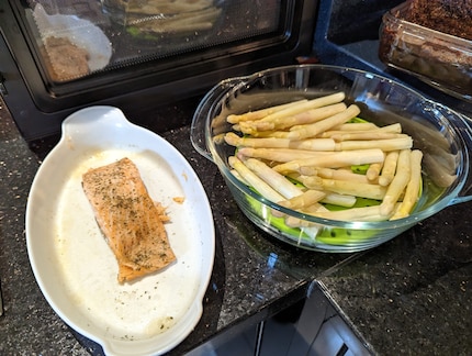 Steamed salmon and asparagus: incredibly quick to make and super tasty.