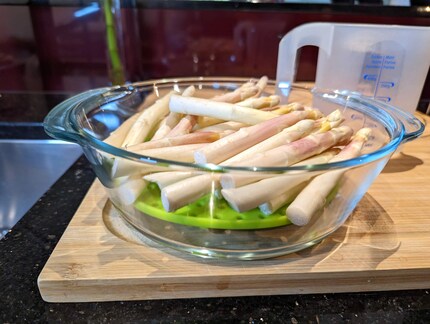 Steaming made easy: pour water under the green base, place vegetables on top, microwave for five minutes.