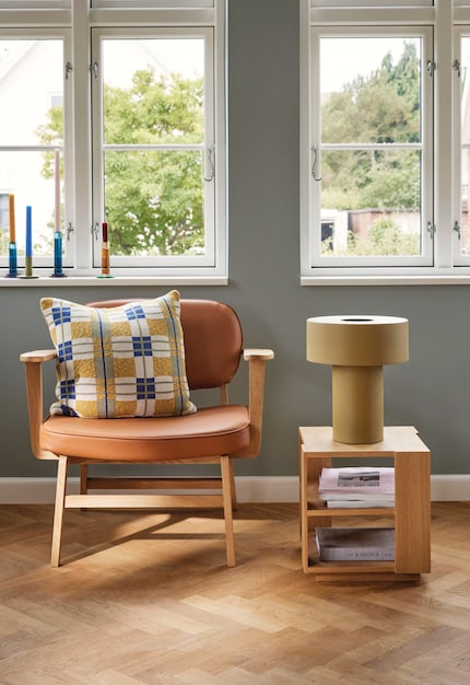 Dimensions : 58 x 80 x 79 cm, hauteur d'assise : 45 cm | Matériaux : polyester, bois de chêne