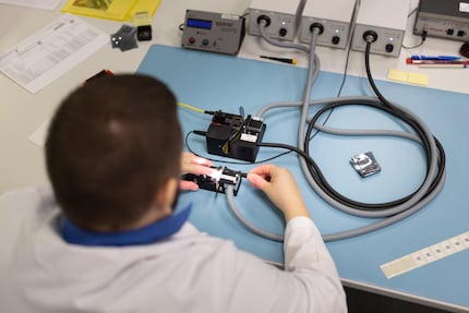 The left index finger covers the artificial sun.