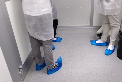 Let’s check out the dust-free production area.