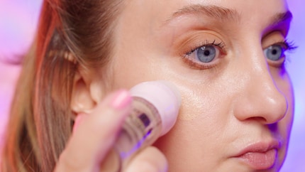 Instant Glow Perfector de Maybelline est doté d’un applicateur éponge. 