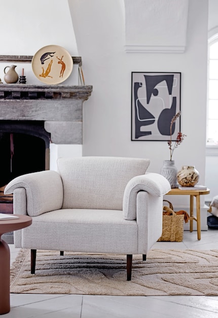 Dimensions : 107 x 90 x 80 cm, hauteur d'assise : 43 cm | Matériaux : polyester, bois de chêne, contreplaqué