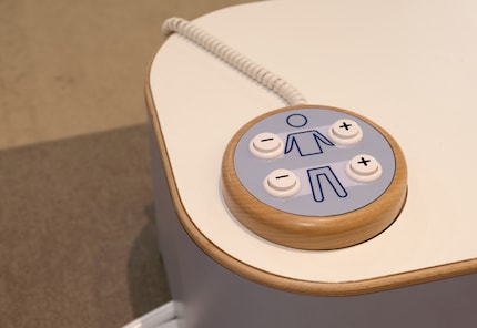 «Oto» has two plates that exert controlled pressure on the body at the touch of a button.