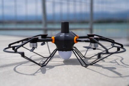 Uno dei tanti piccoli droni: sotto con luce LED, sopra con modulo di navigazione.