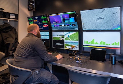 I 1300 droni sono controllati da questo centro di controllo nel rimorchio di un camion.
