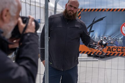 Un'ultima foto, poi il capo del drone Cédric Schaller deve proseguire rapidamente.