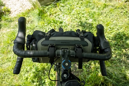 Le sac de couchage trouve sa place dans le Frontloader de Topeak.
