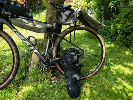 L’étui semi-rigide du Topeak Backloader reste fixe sur le vélo, tandis que le sac interne étanche est retiré. Il s’agit ici de la variante de 15 litres d’une charge maximale de 5 kilos.