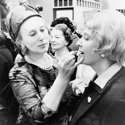 Estée Lauder met du rouge à lèvres à une cliente en 1966.