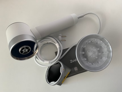 Der Zuvi Halo kommt mit einem Diffusor, einem Styling-Konzentrator und einem Aufsatz für sanfte Luft.