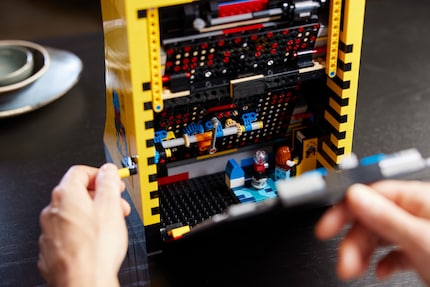 L'arrière du set Lego est amovible. Non seulement vous pouvez ainsi voir les mécanismes du jeu, mais une petite surprise vous attend : un mini Lego humain est plongé dans sa partie de Pac-Man.