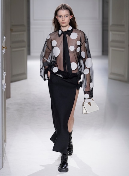 Die clever platzierten Punkte dieses Valentino-Looks verdecken die Nippel – mehr oder weniger.