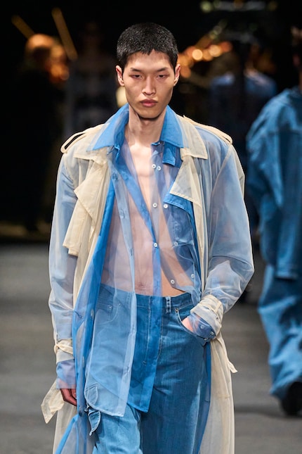 Dieser Look von Act N1 erinnert an die textilen Skulpturen von Künstler Do-Ho Suh.
