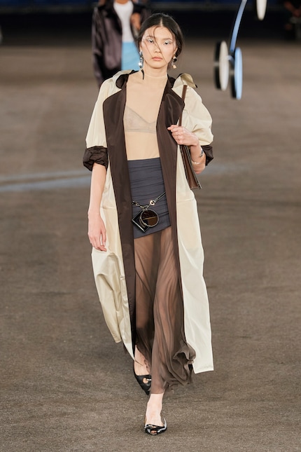 Dieser Look von Tory Burch vereint gleich mehrere durchsichtige Komponenten.
