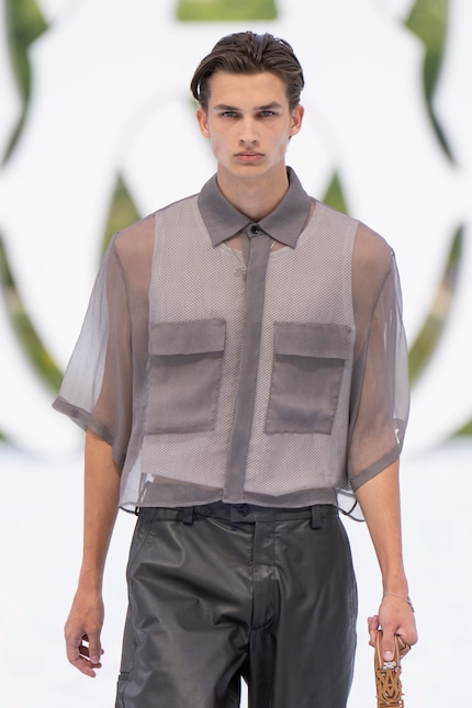 Ein transparentes Shirt über einem weissen Tanktop wie hier bei Amiri ist simpel aber effektvoll.