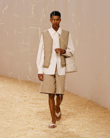Et oui, les hommes aussi peuvent bien sûr montrer leurs orteils. Ce look de Jacquemus en est la preuve