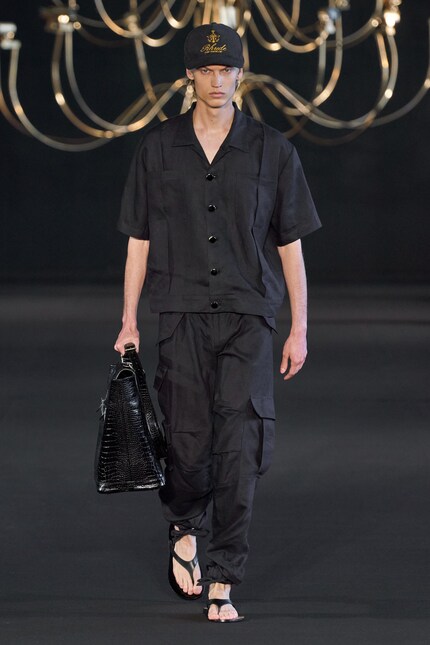 Vous ne pouvez pas vous tromper avec une simple paire en cuir noir, comme le montre ce look de Rhude.