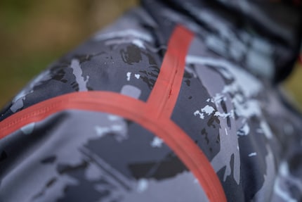 Non è una giacca antipioggia nel vero senso della parola, ma ti tiene comunque abbastanza all'asciutto.