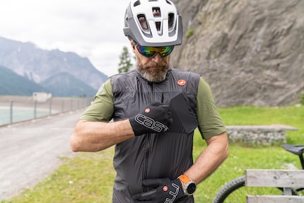 Si può aprire sia dall'alto che dal basso. E prima che tu scriva un commento: sì, la maglietta dell'estate scorsa era ancora di Endura.