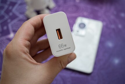 The 66-watt power supply fully charges the Huawei P60 Pro in 45 minutes.